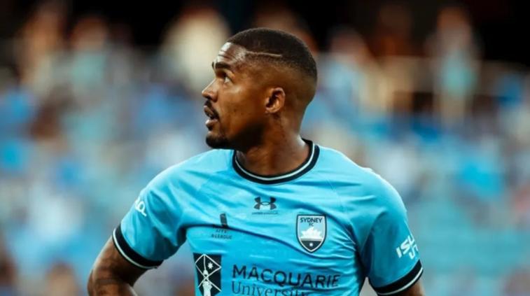 Ordenan arresto de Douglas Costa en Brasil por no pagar manutención