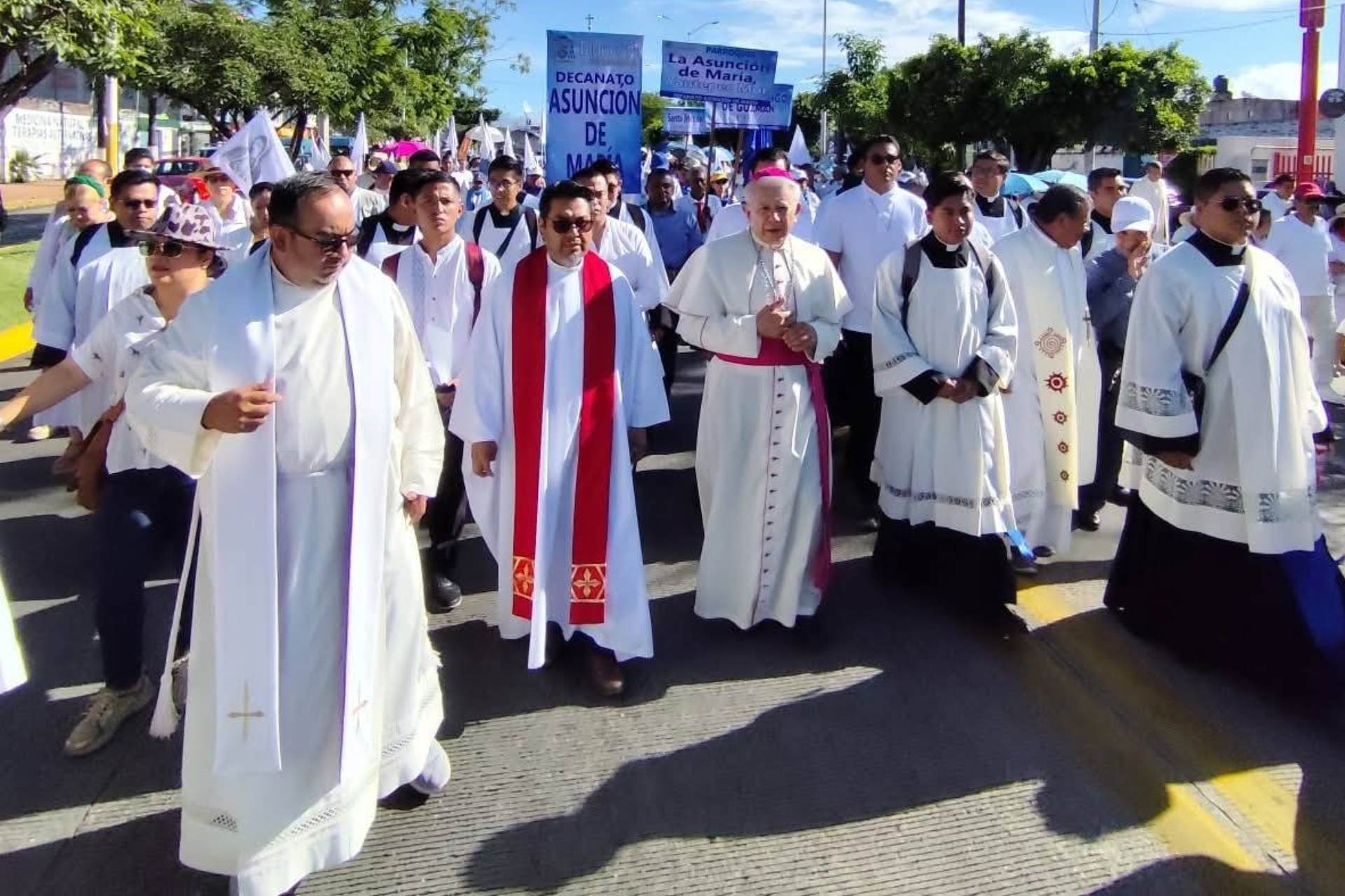 Obispo de Cuernavaca pide a delincuentes deponer las armas; acusa convivencia entre funcionarios y crimen organizado