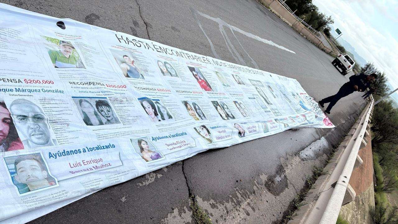 Hallan lona con fotos de desaparecidos en carretera a Delicias