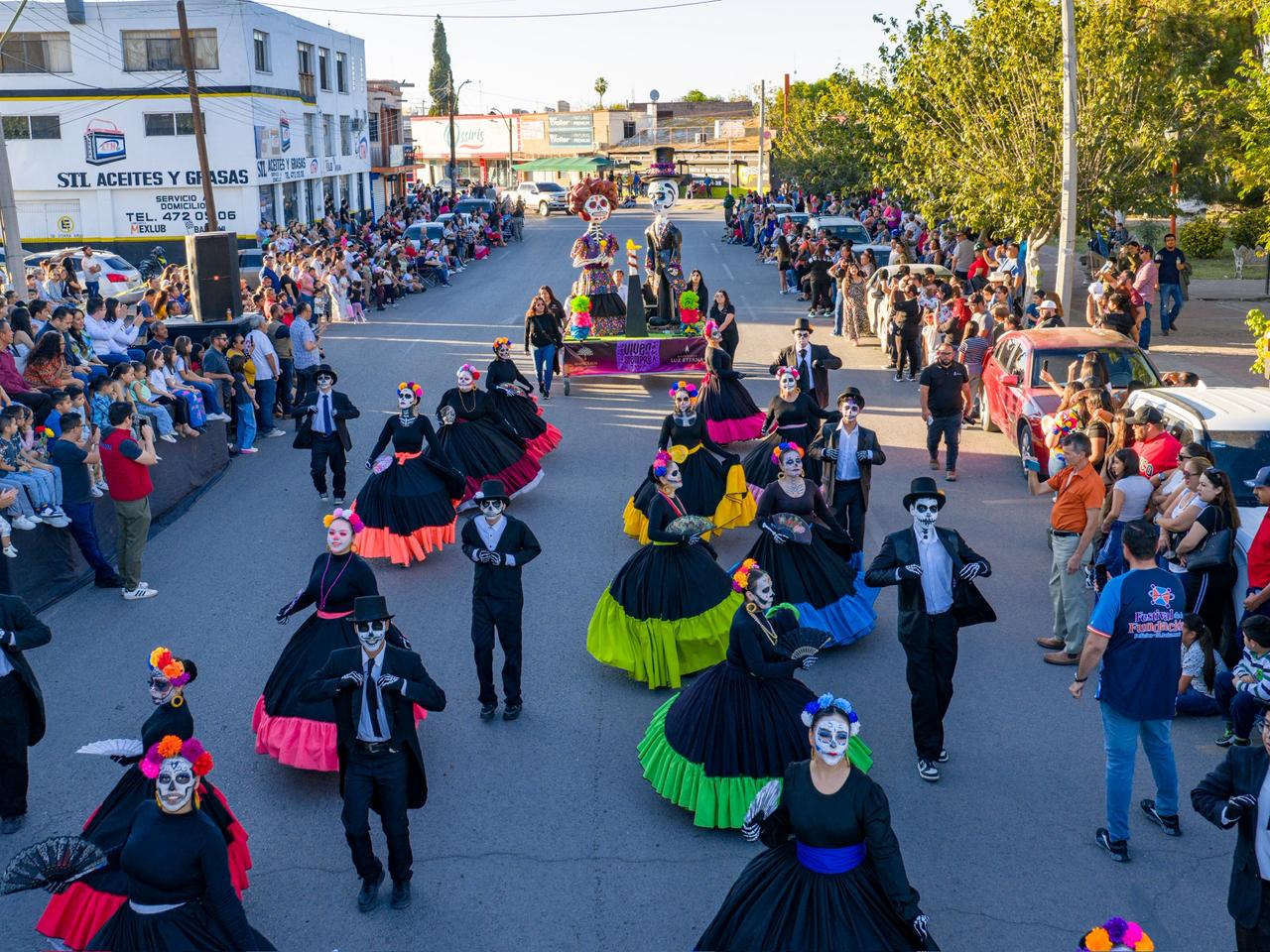 Conquista desfile “Muertos Viven por Siempre” a miles de familias en Delicias