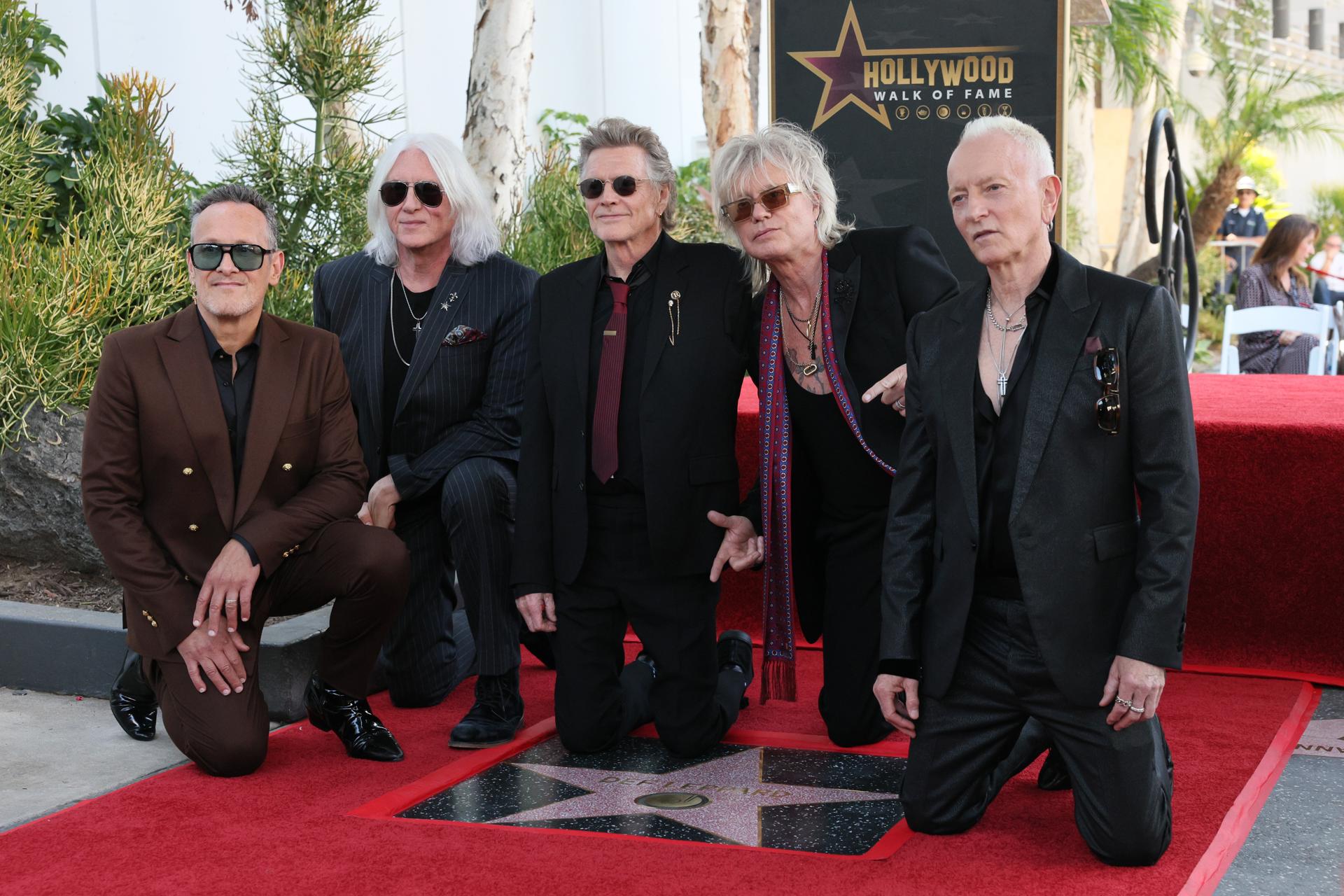 Def Leppard recibe su estrella en el Paseo de la Fama de Hollywood junto a Jon Bon Jovi