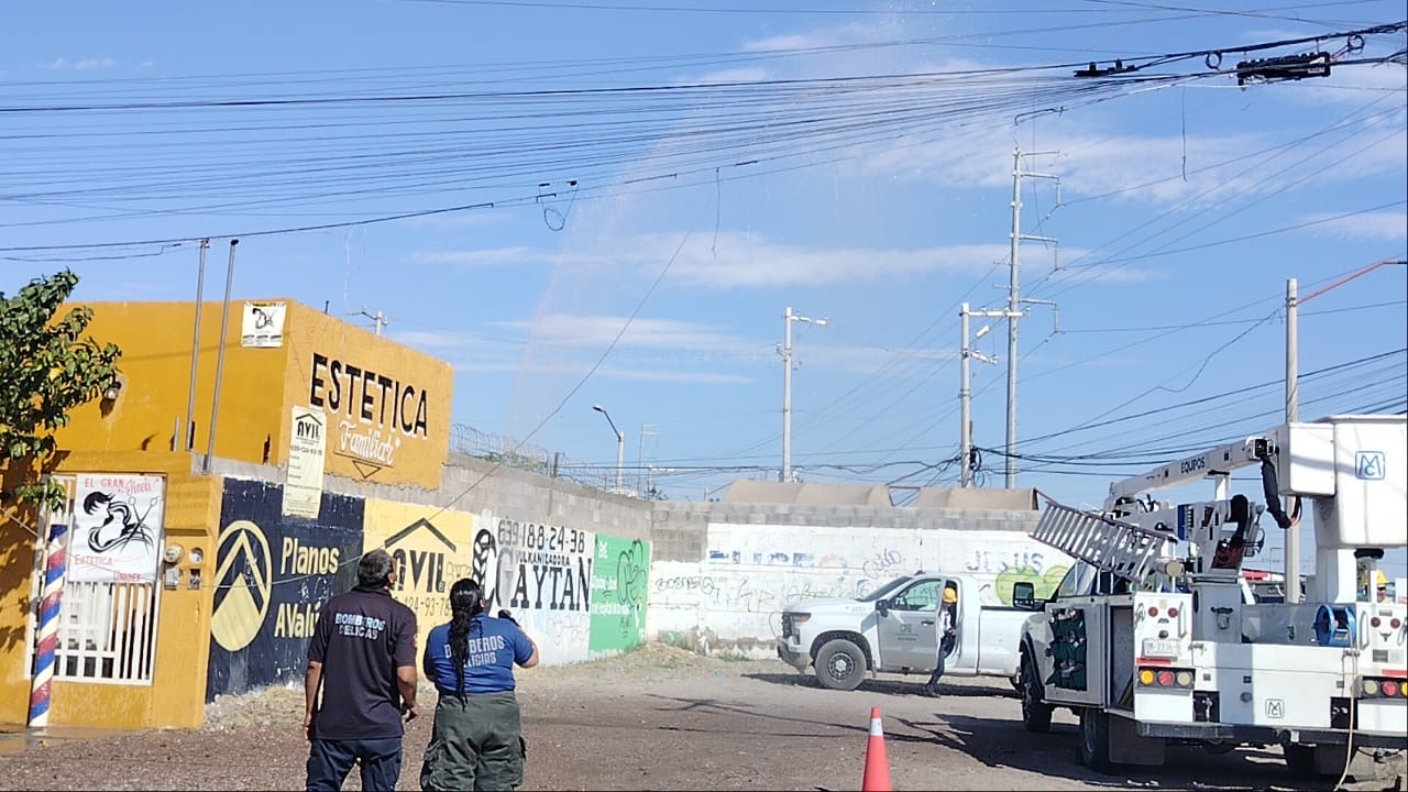Cortocircuito en poste de CFE dejó sin luz a vecinos de Santa Gertrudis