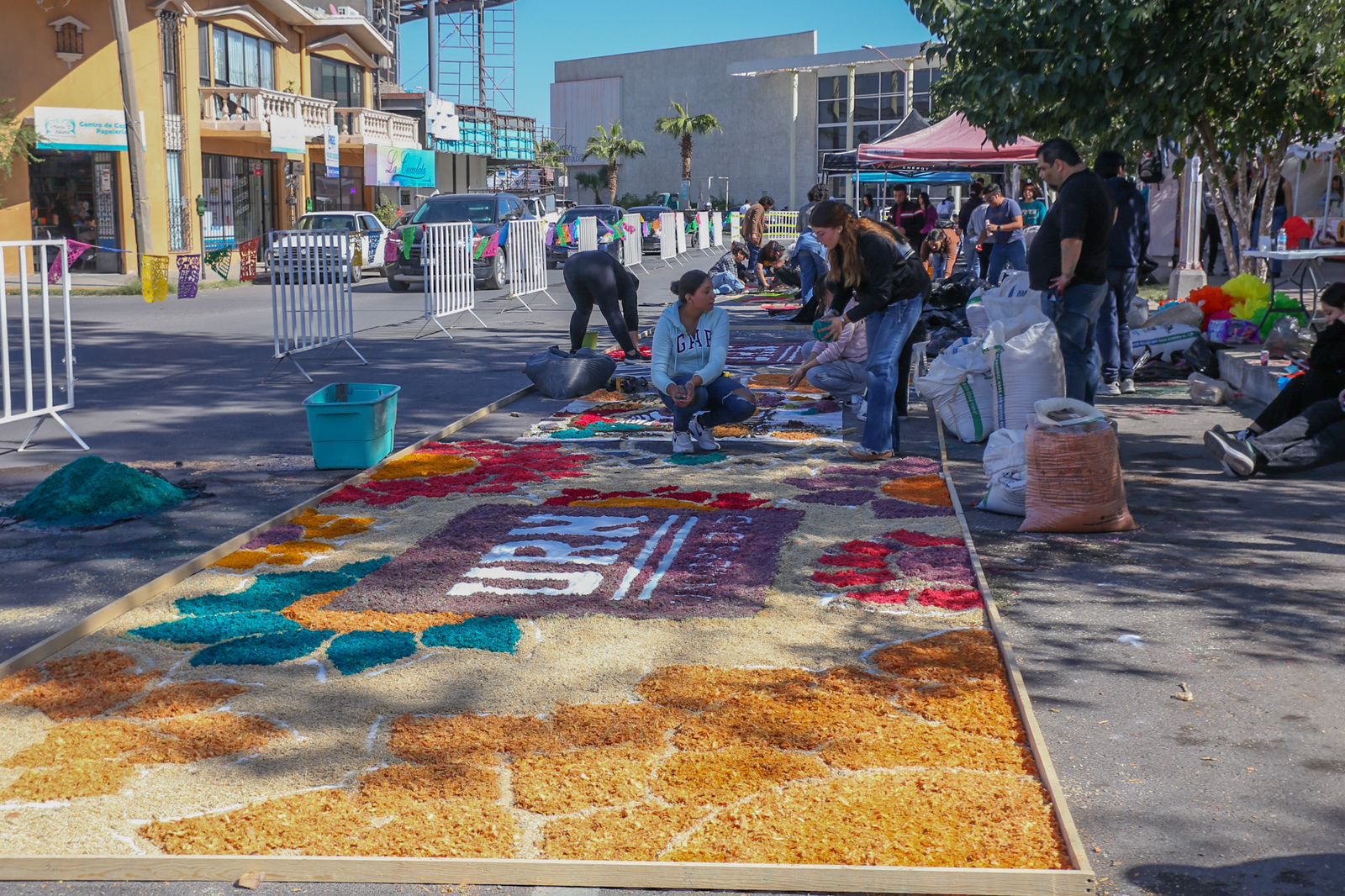 Invita Jesús Valenciano a admirar los tapetes monumentales en la Plaza de la República