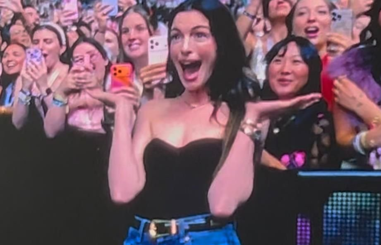 Arresta Sabrina Carpenter a Anne Hathaway