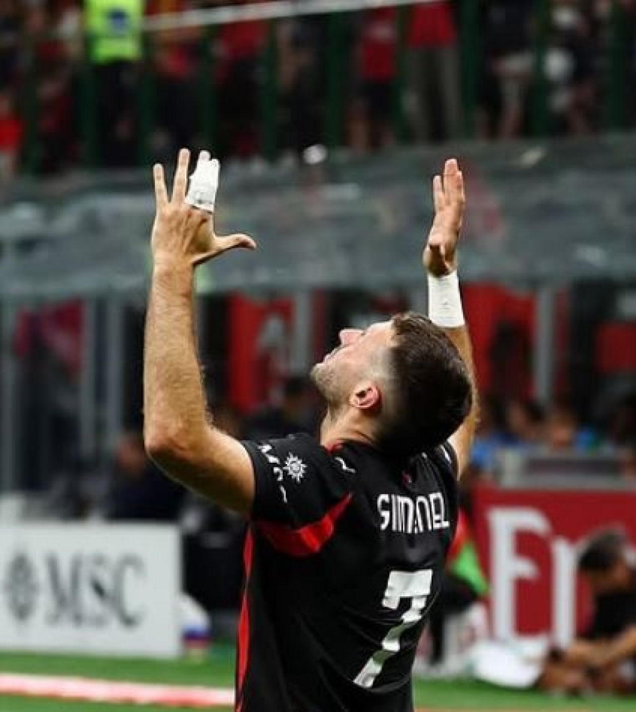 Explota la afición del Milán contra Santiago Giménez por falta de gol