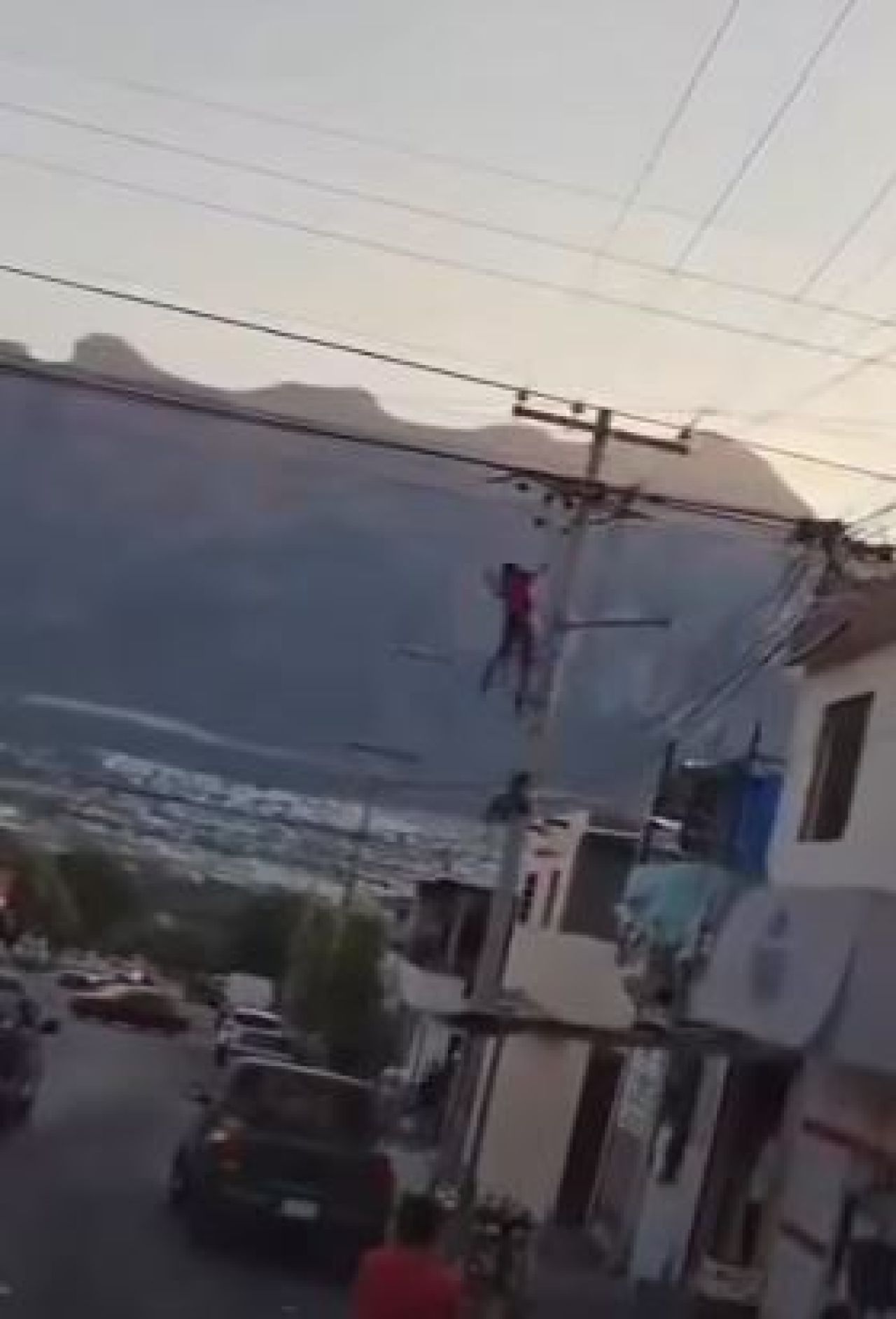 Captan a hombre cuando se electrocuta al escalar un poste