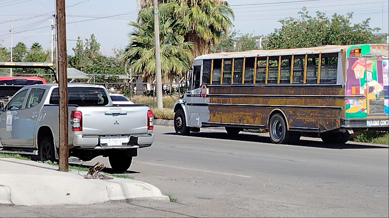 Cuatro personas lesionadas por choque entre camión urbano y pickup en la Octava sur