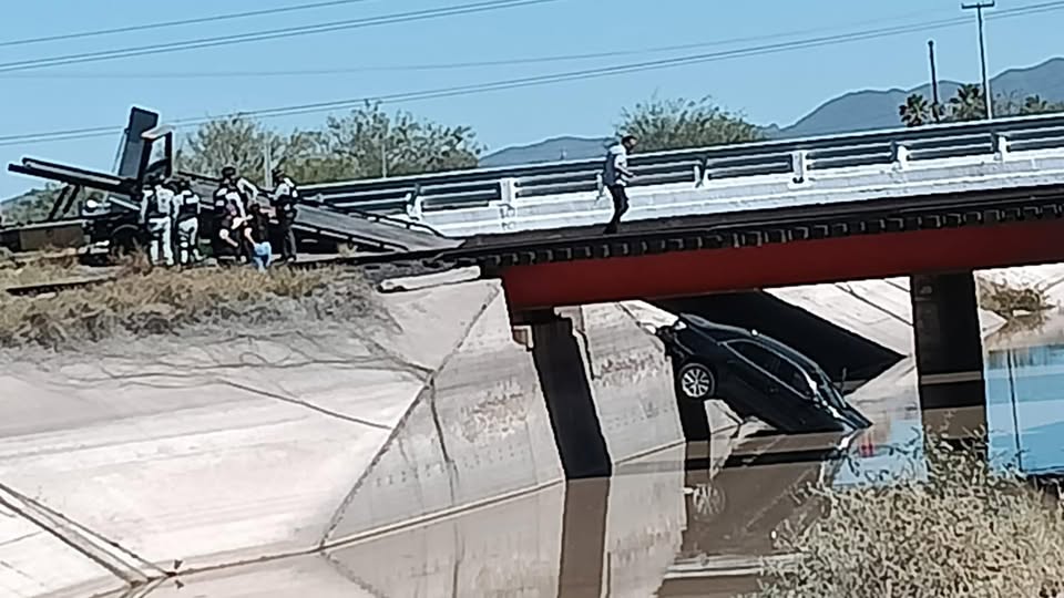 Vehículo cayó al canal principal Conchos a la altura del puente Terrazas