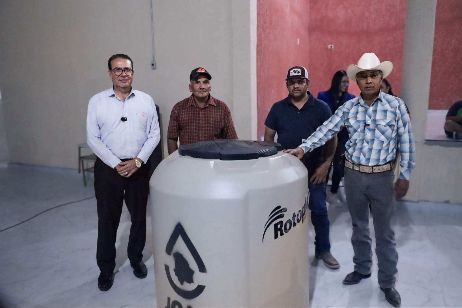 Distribuye JCAS tinacos y garrafones a 40 familias de Camargo