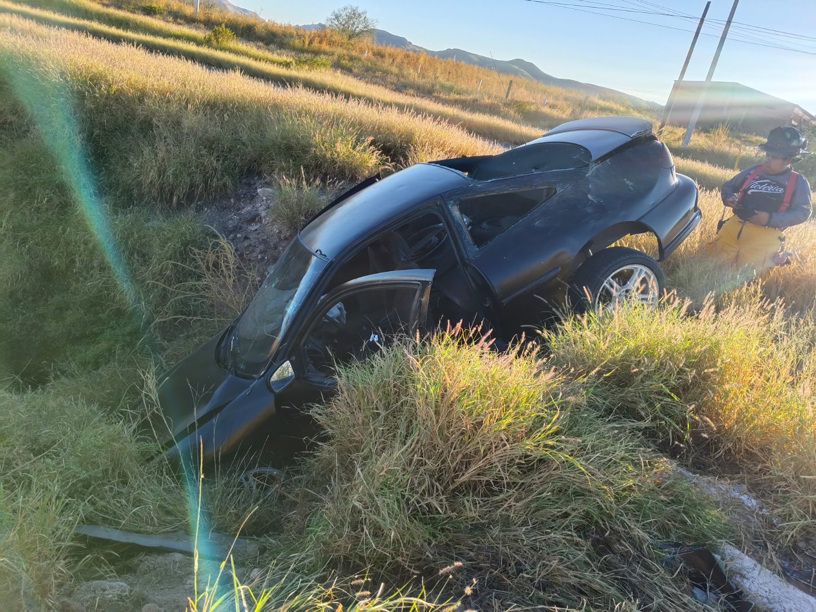 Joven resultó lesionado tras perder el control y salirse de la carretera con todo y vehículo