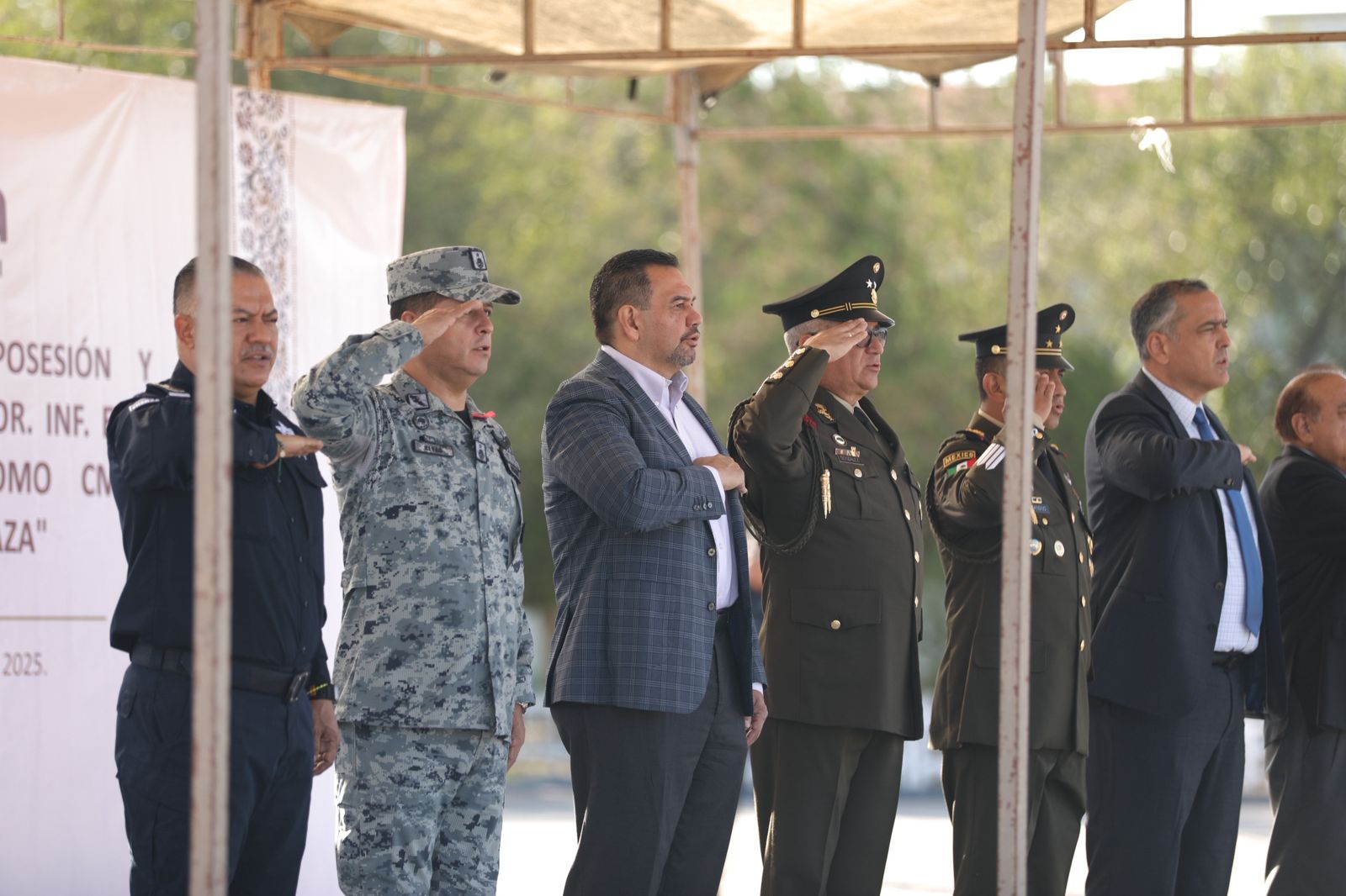 Acompaña el Presidente Pérez Cuéllar al nuevo comandante de la Guarnición Militar en su toma de protesta