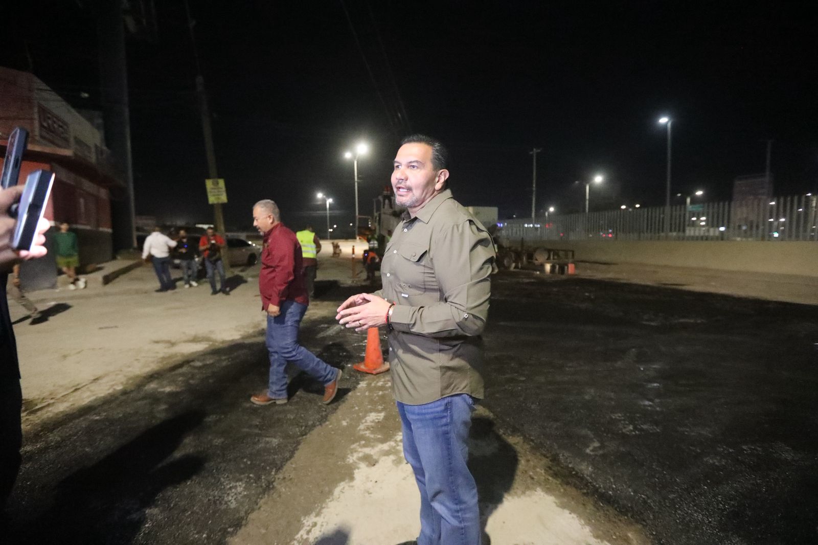 Supervisa alcalde trabajos de bacheo en calle Miguel Hidalgo