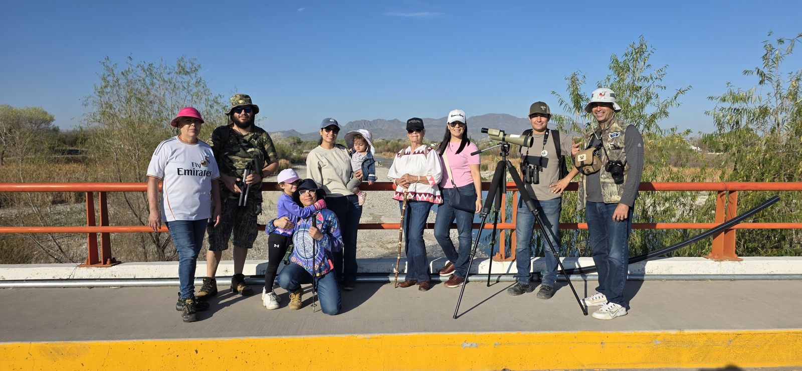Observan grupo cercano a 100 pelícanos, patos, águilas pescadoras y más especies en Meoqui