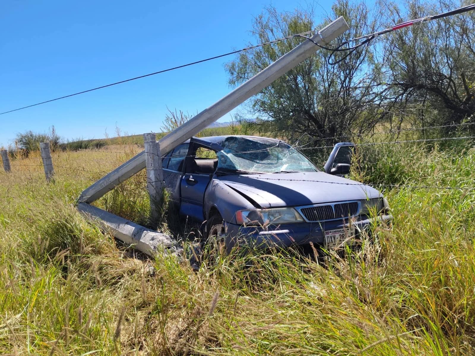 Accidente en la Delicias – Chihuahua deja un joven lesionado; se les reventó la llanta