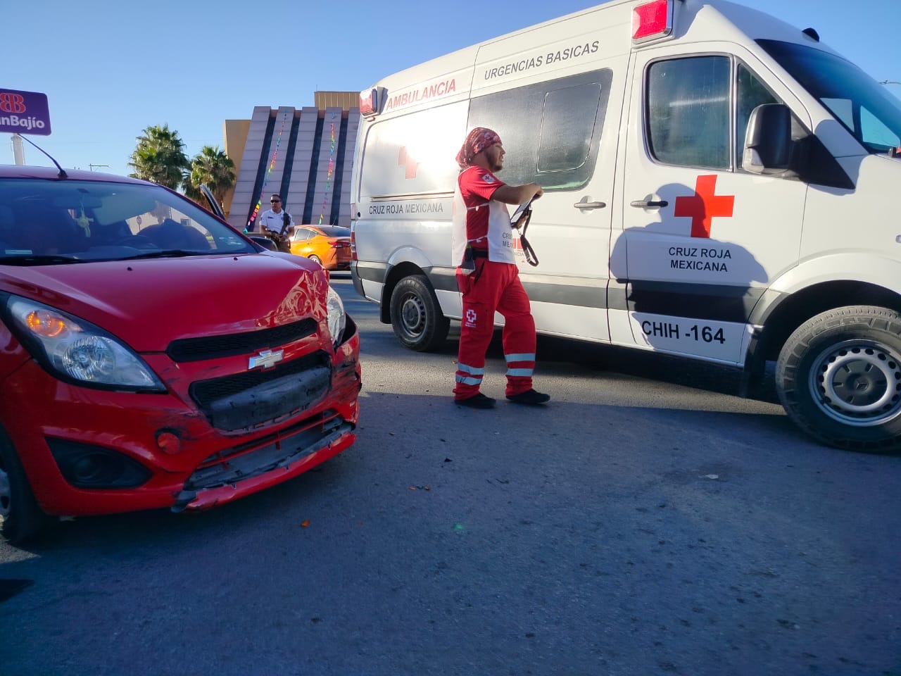 Accidente frente al Teatro de la Ciudad involucra a dos vehículos