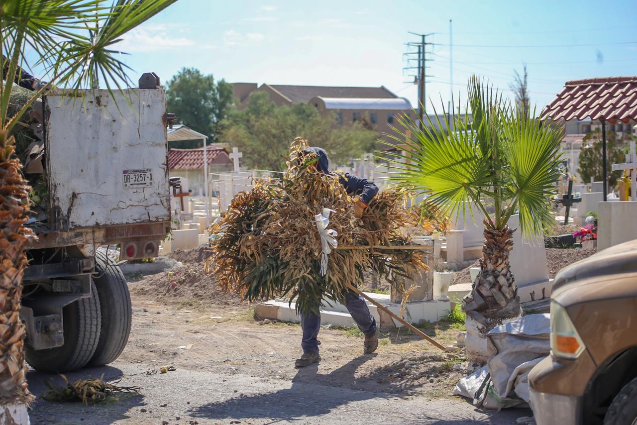 Encabeza Servicios Públicos Delicias operativo especial de limpieza en panteones por Día de Muertos