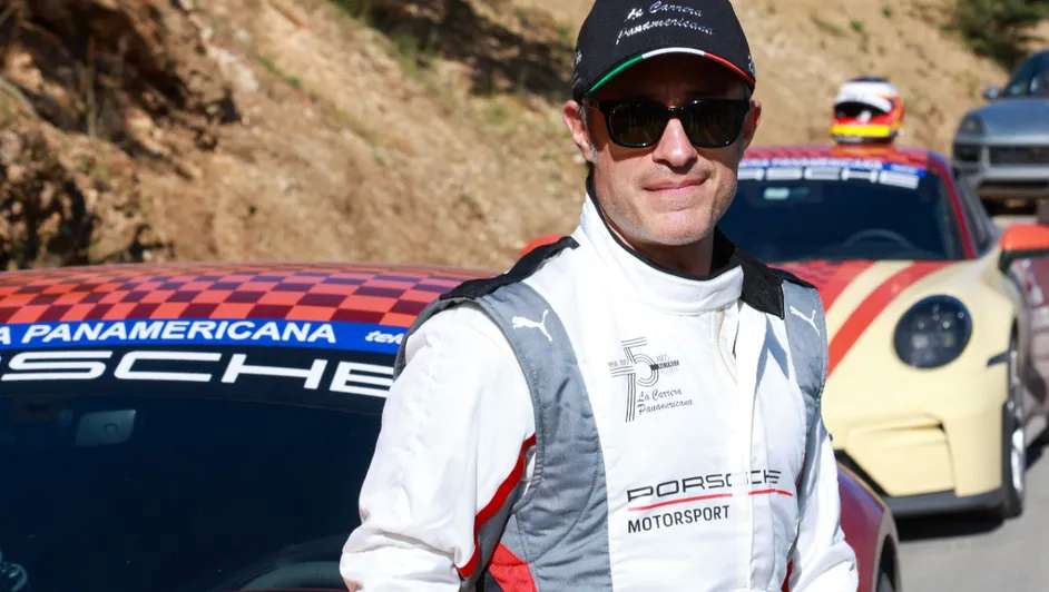 Se estrena Gael García Bernal como piloto en la 75 Carrera Panamericana
