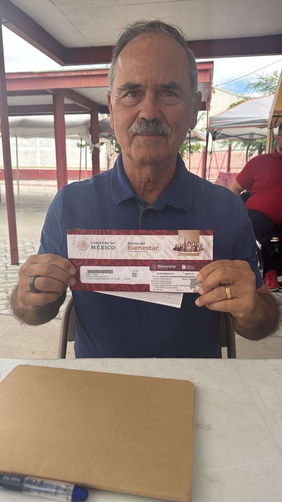 Gustavo Madero se inscribe y exhibe su pensión del Bienestar