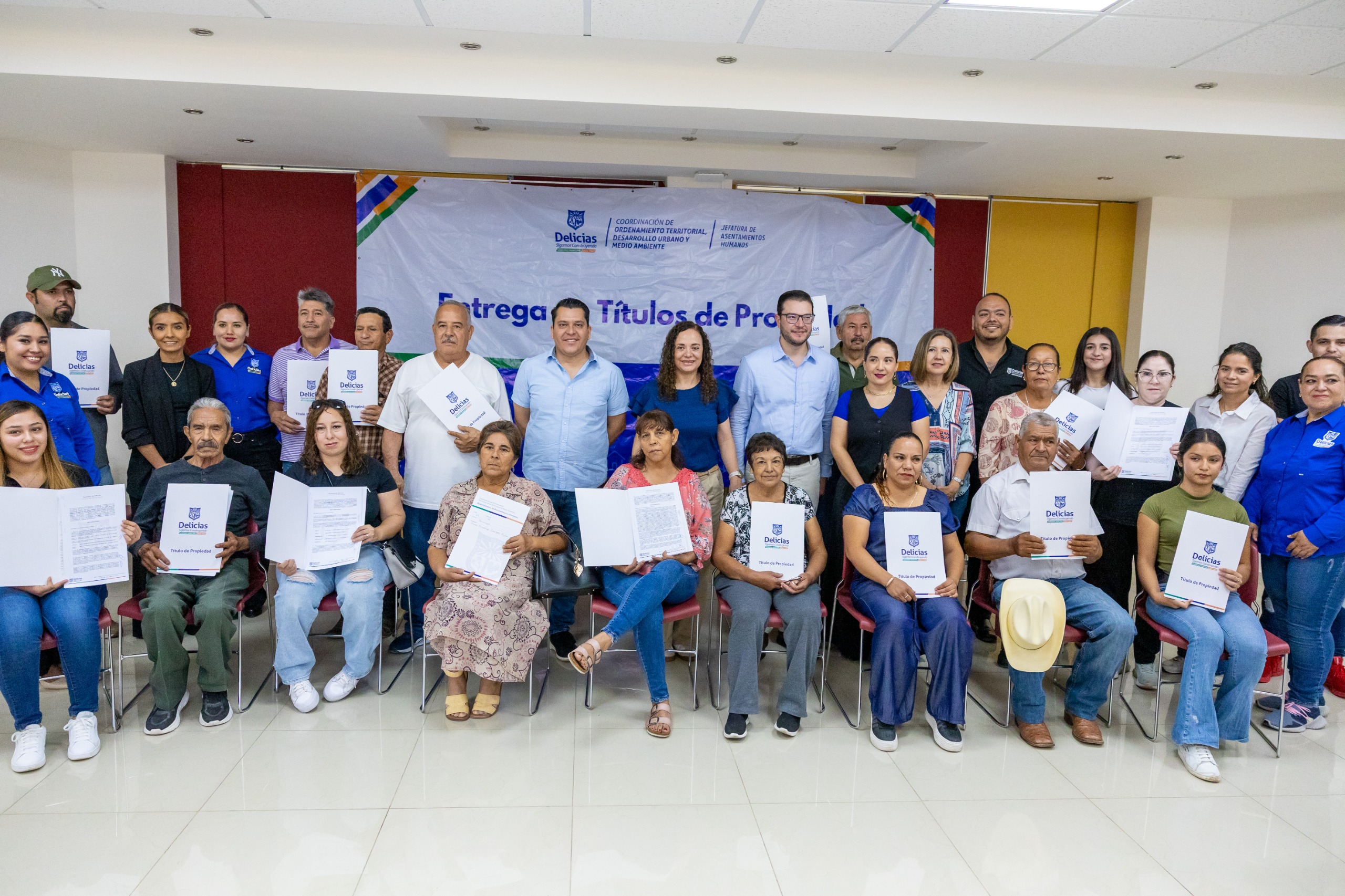 Encabeza Valenciano entrega de escrituras a familias de Delicias; reafirma compromiso con su certeza jurídica