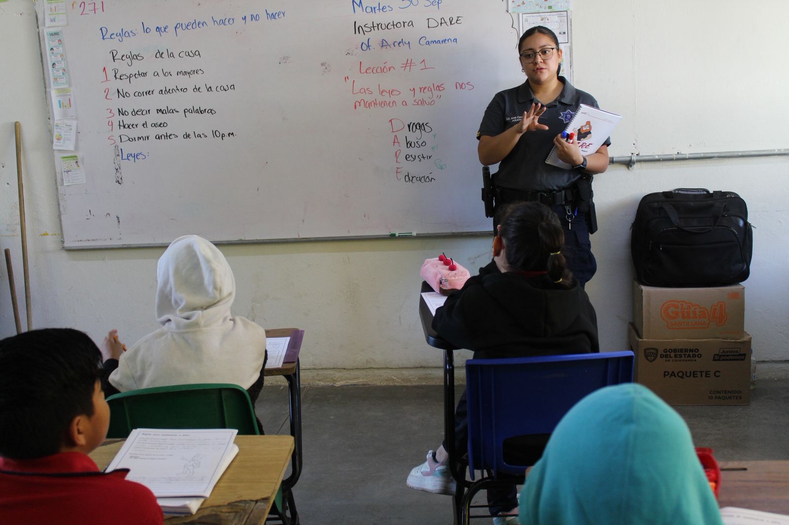 Imparten a niños lecciones sobre seguridad personal y responsabilidad escolar