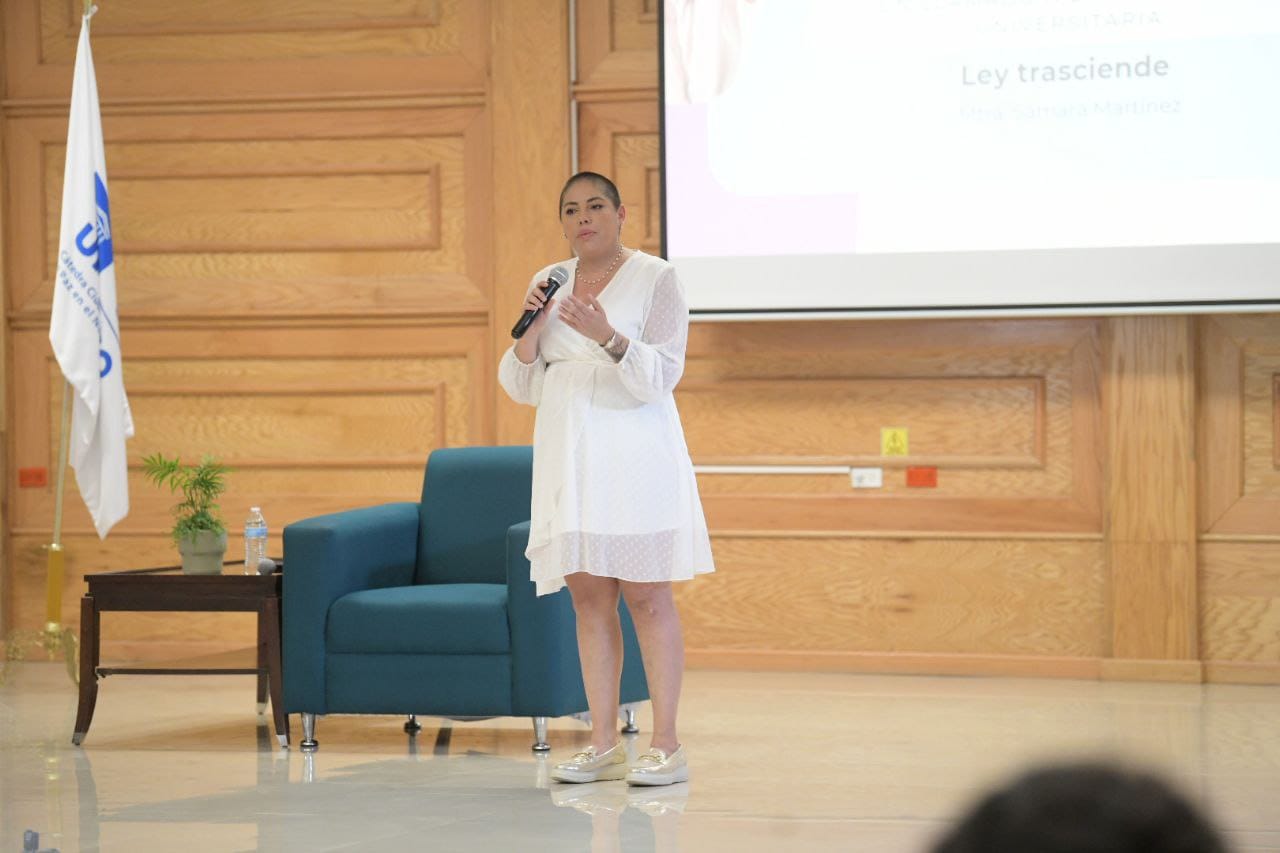 Presenta Samara Martínez su conferencia «Entre el dolor y la dignidad» en la UACH