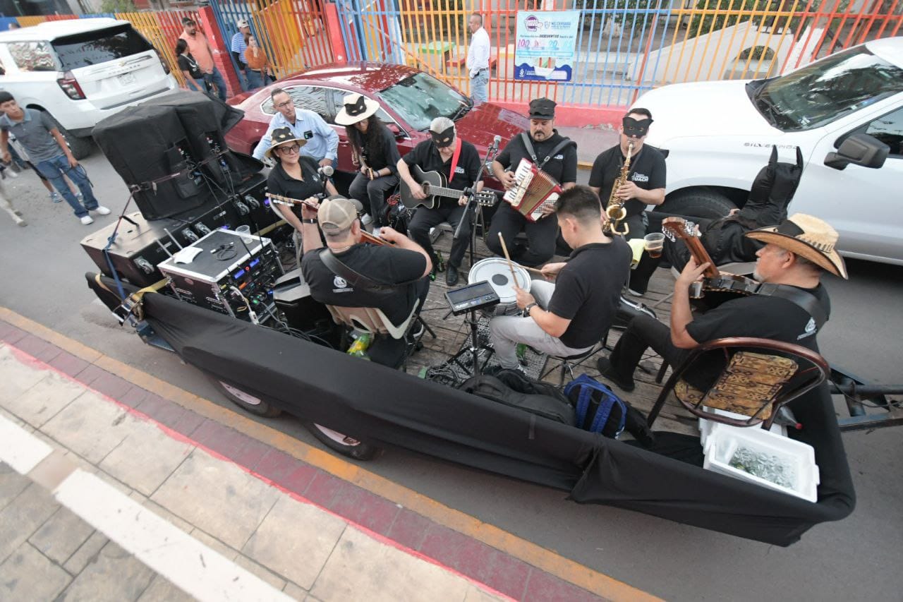 Arranca en Aquiles Serdán la «Callejoneada Cultural Universitaria» de la UACH para celebrar a los murciélagos
