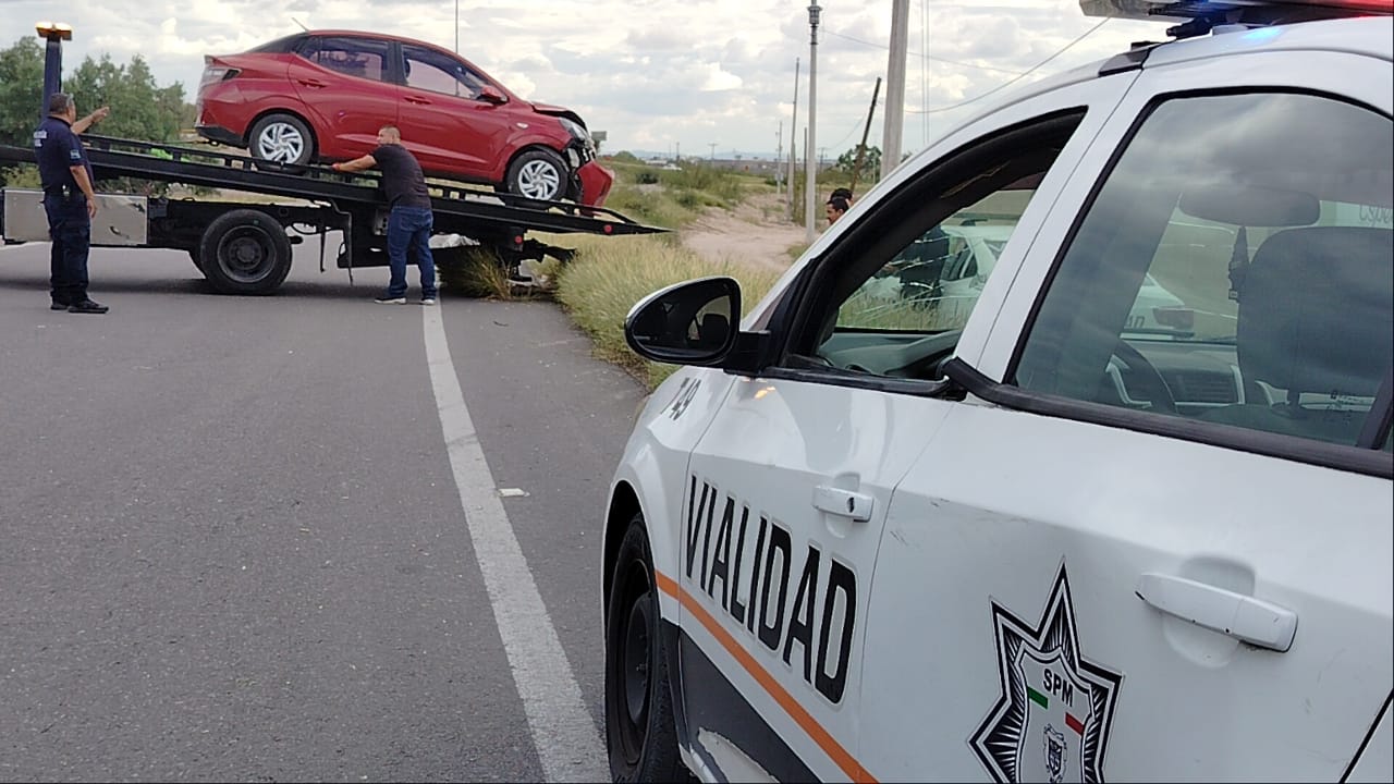 Aparatoso accidente en la curva del Acceso Norte; vehículo se salió del camino e impactó una barda