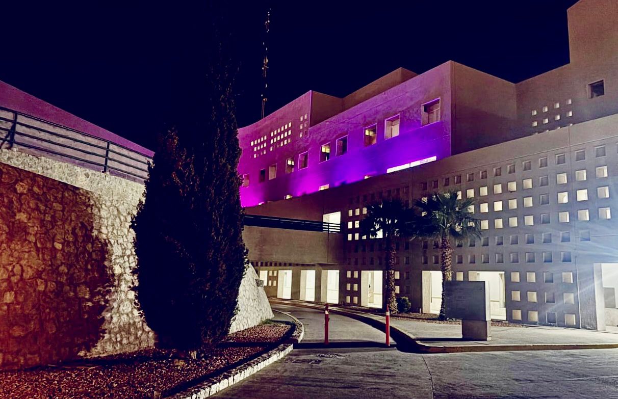 Ilumina IMSS Chihuahua sus unidades médicas y administrativas como parte de la sensibilización contra el cáncer de mama
