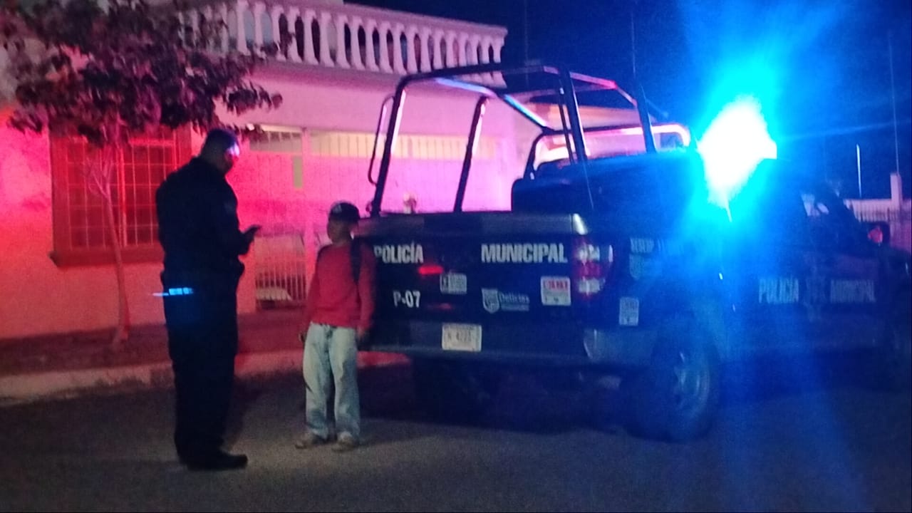 Hombre cae de su propia altura y moliviza a Seguridad Pública, andaba ebrio