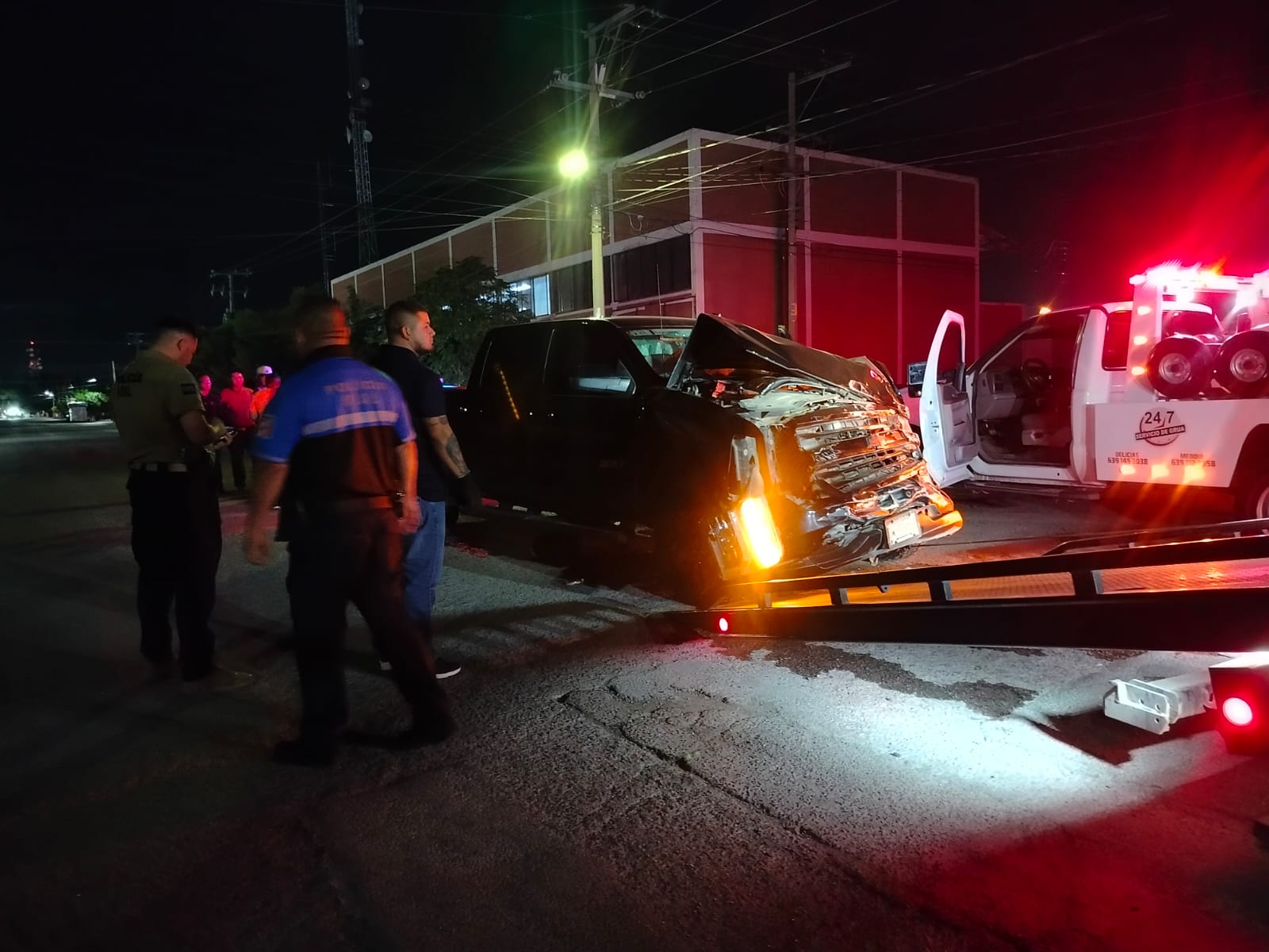 Pick up omitió alto y provocó fuerte choque, la Cruz Roja trasladó a una mujer