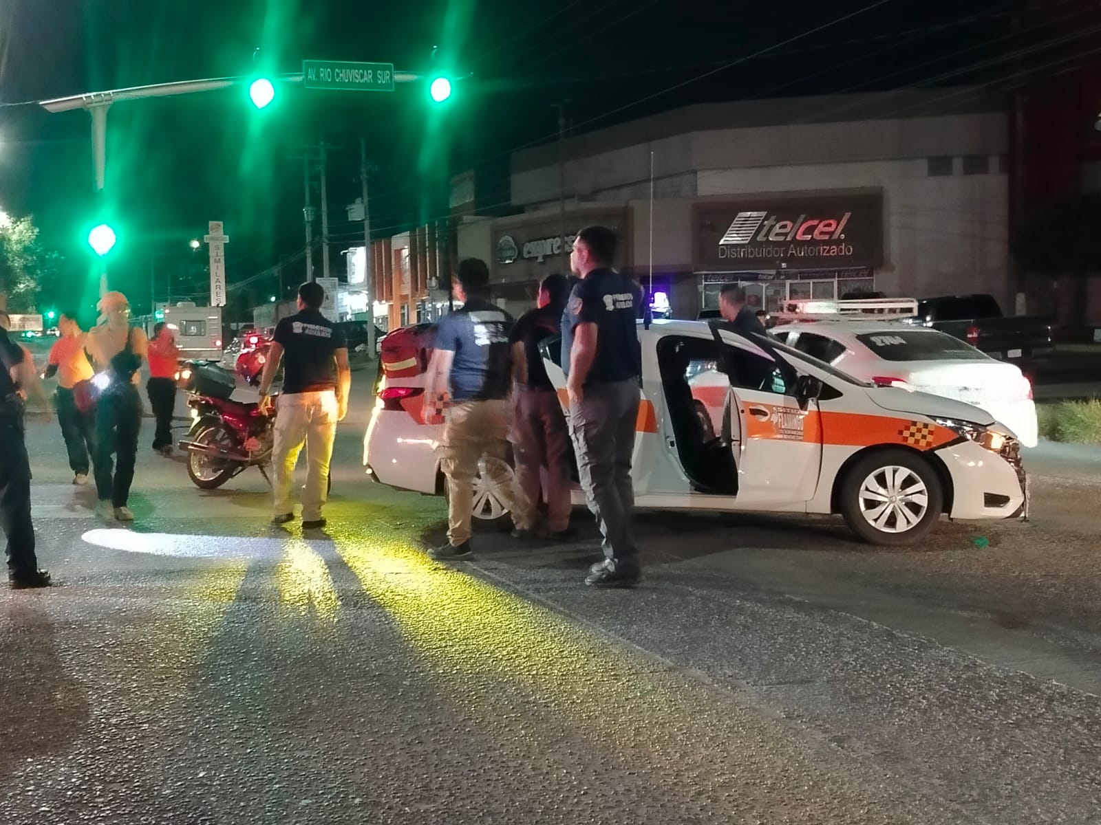 Camioneta se pasó semáforo en rojo y chocó contra taxi, un hombre detenido y una mujer lesionada