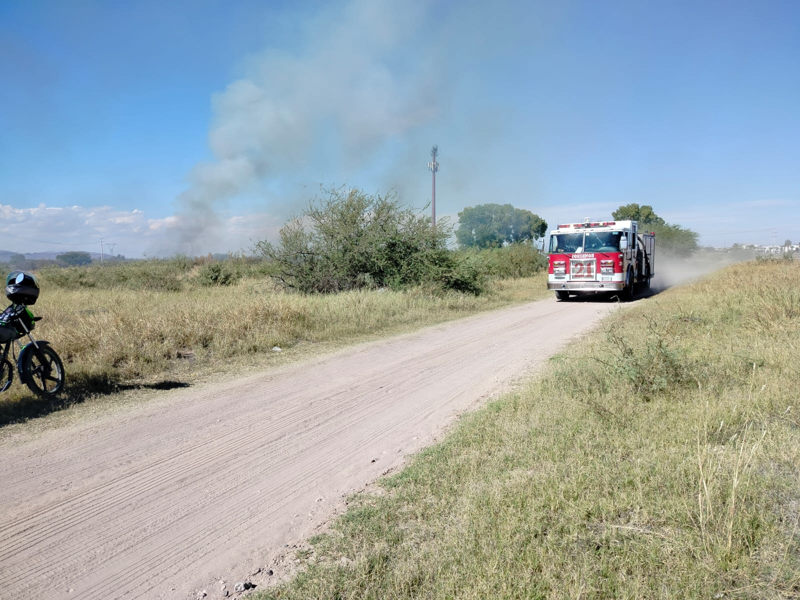 Fuerte incendio de pasto y llantas movilizó a Bomberos detrás del estadio de beisbol