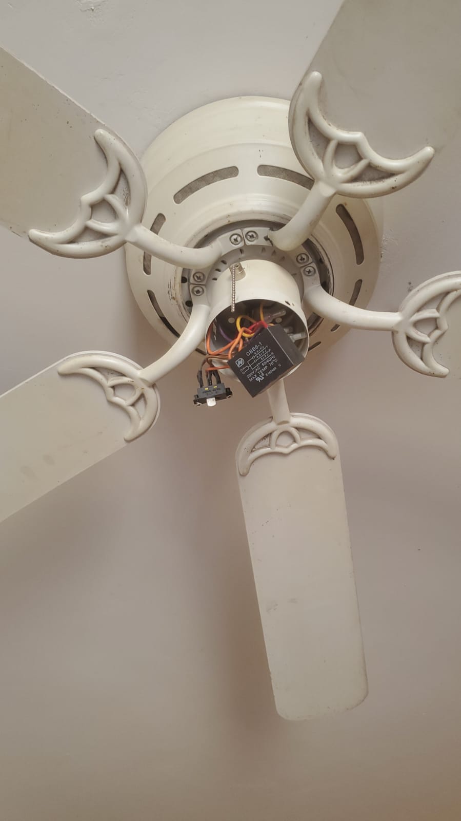 Huésped acusado de sustraer y dañar equipo en habitación de un hotel