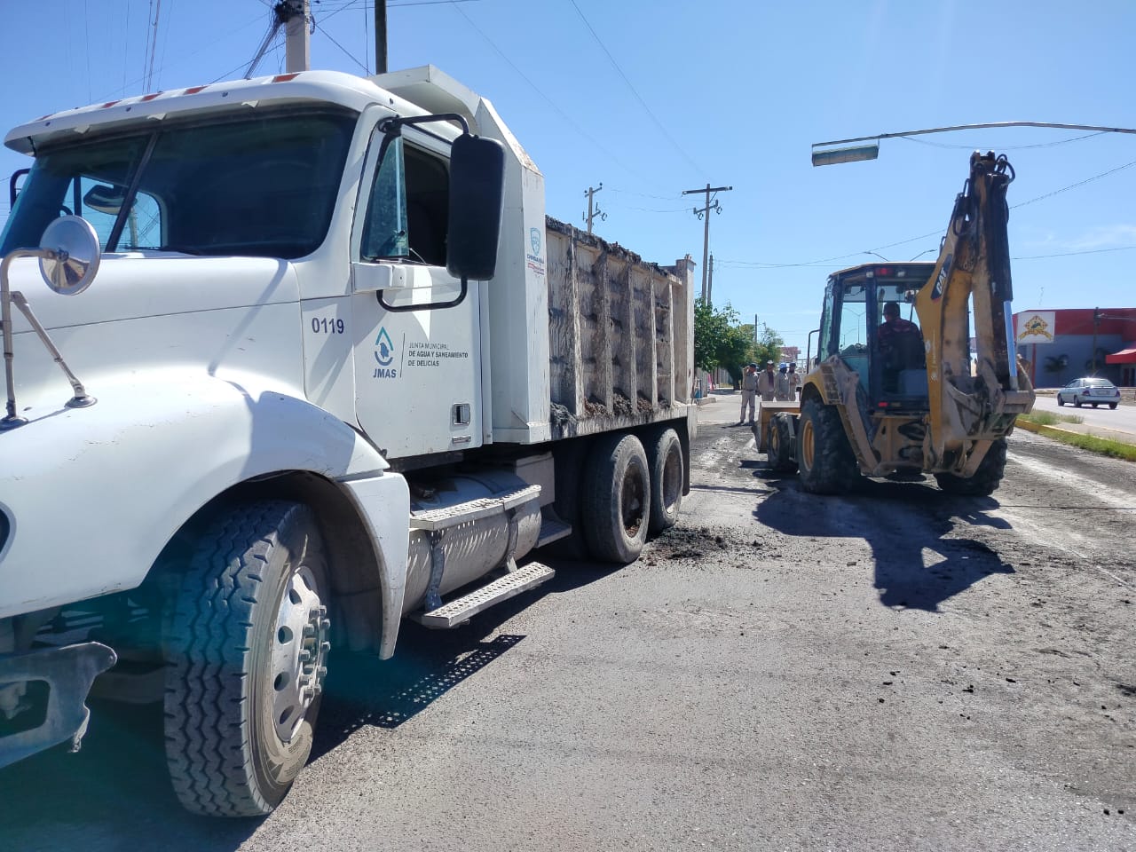 Dompe de la JMAS derramó desechos sobre la avenida Río San Pedro y provocó cierre temporal