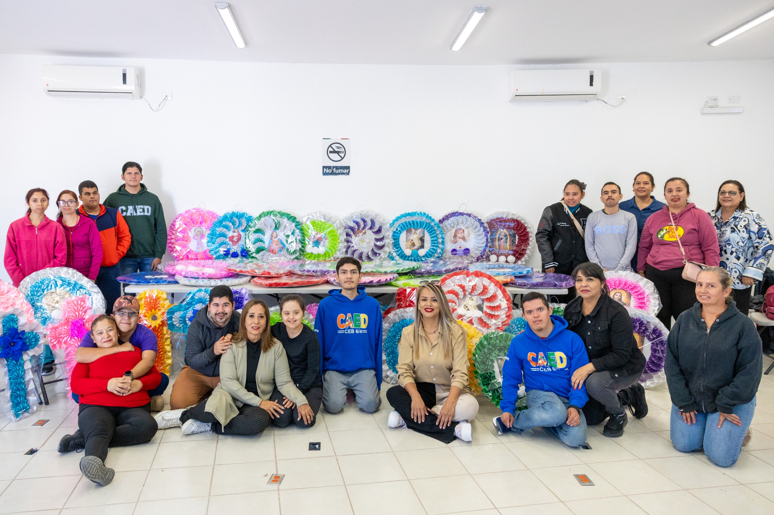 Invitan a apoyar a los jóvenes de “Adaptando Estrellas”; adquiere sus cruces y coronas este Día de Muertos