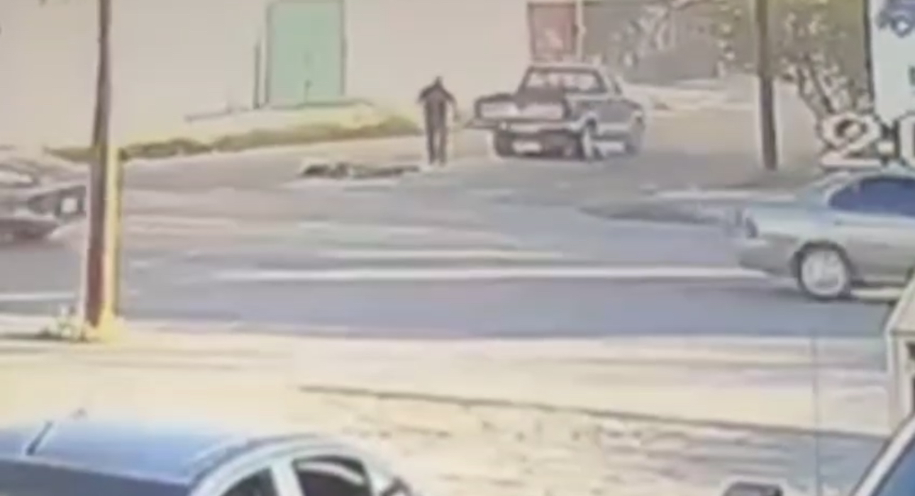 Atropellan a ciclista en el poniente y queda atrapaba debajo de troca