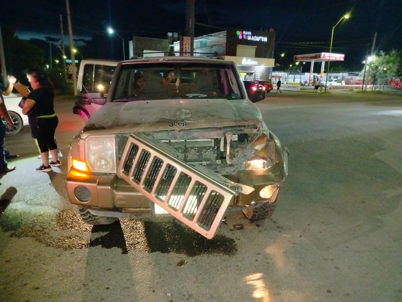 Trasladó Cruz Roja a guiador de moto tras choque en la Solidaridad; daños por 50 mil pesos