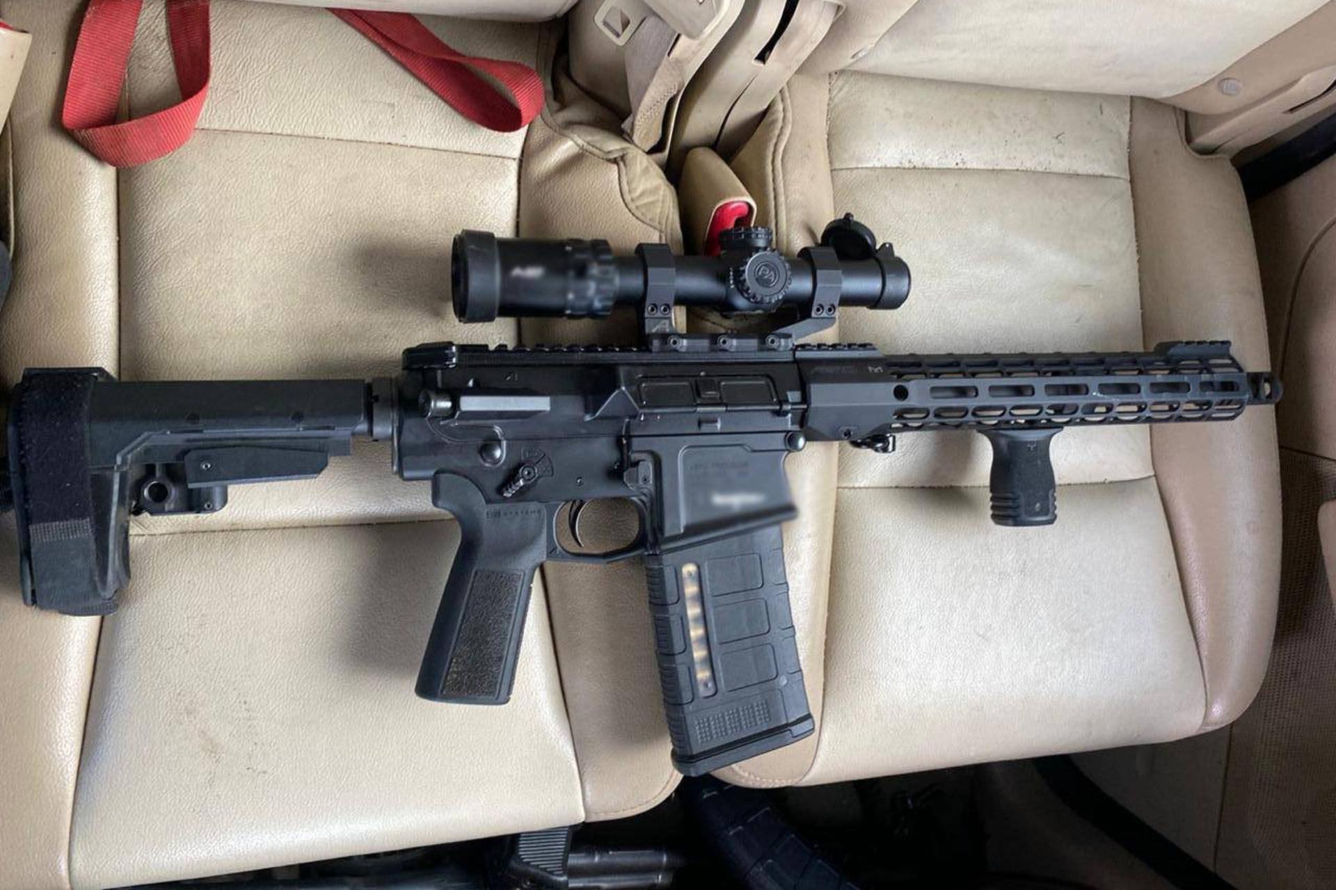 Detienen a 7 en Baja California con armas de uso exclusivo del Ejército