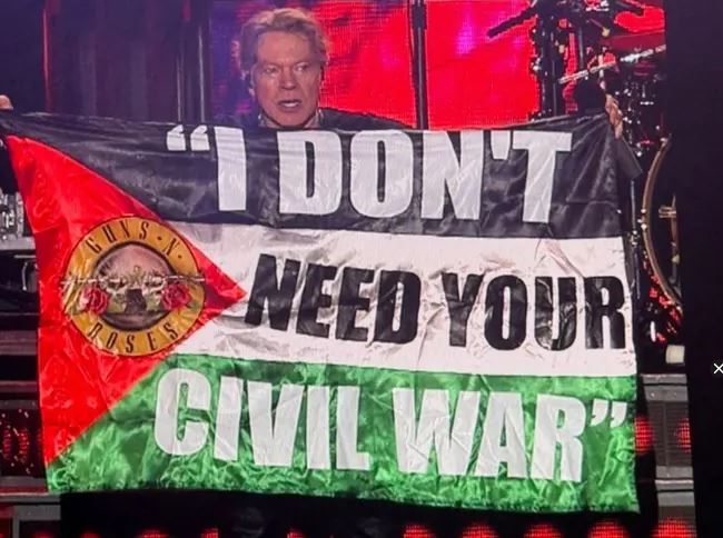 Axl Rose muestra bandera palestina en concierto de Bogotá y causa impacto