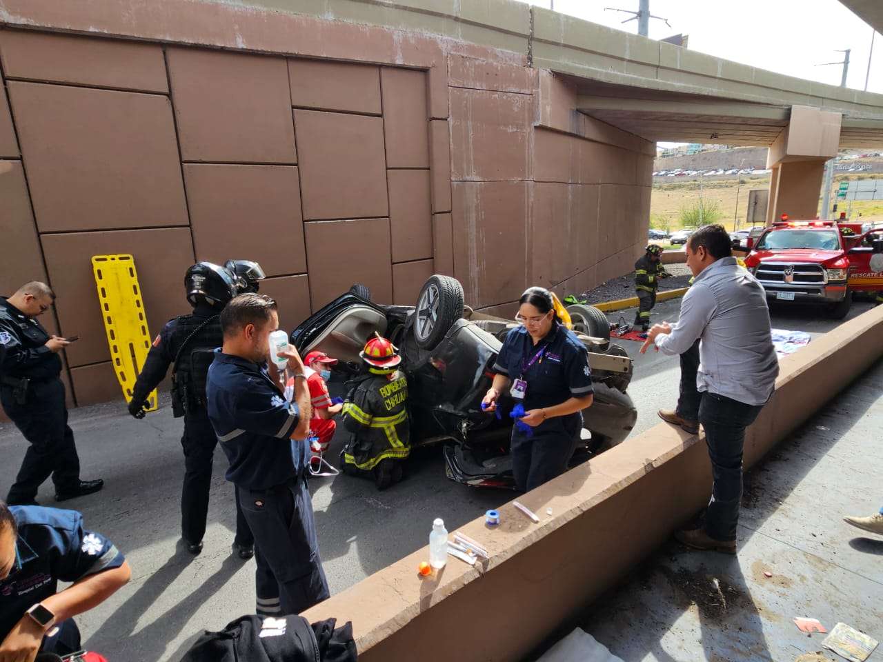 Cae vehículo desde lo alto del Periférico de la Juventud; conductor quedó atrapado