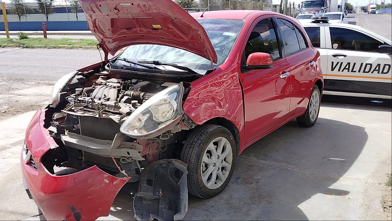 Choque entre auto compacto y tráiler en cruce de la Plutarco Elías Calles y 10a sur