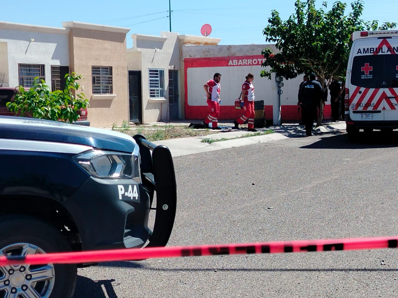 Confirma FGE asesinato de mujer y asegura vehículo involucrado; el asesino sigue prófugo