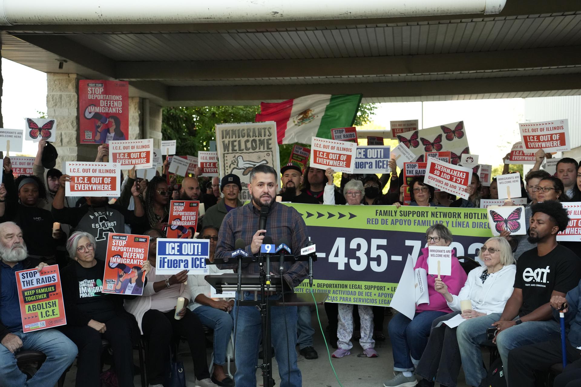 Las tácticas de ICE que atemorizan los suburbios de Chicago: helicópteros y botes de humo