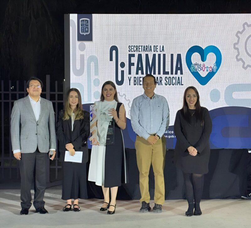 Entrega Instituto de Análisis de Política Familiar reconocimiento a Miriam Soto