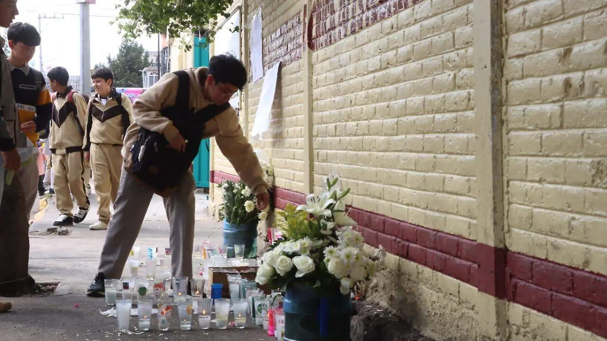 Luto en la Secundaria Técnica: Velas y flores para despedir a «El Chino», el alumno que murió en clase