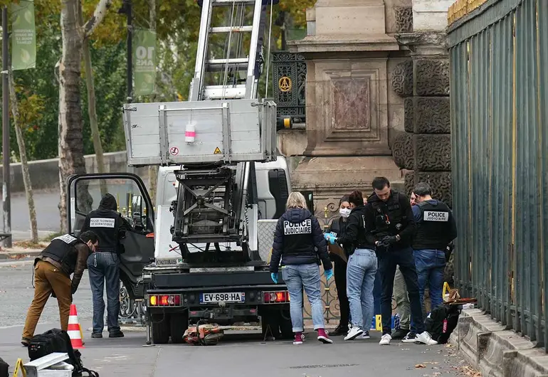 Digno de película: Roban el famoso museo de Louvre en 7 minutos