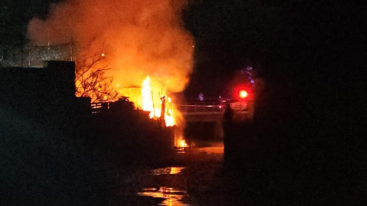 Fallecen 2 personas calcinadas por incendio en Las Granjas