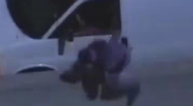 Ladrón huía de la policía y cayó de un puente; murió atropellado