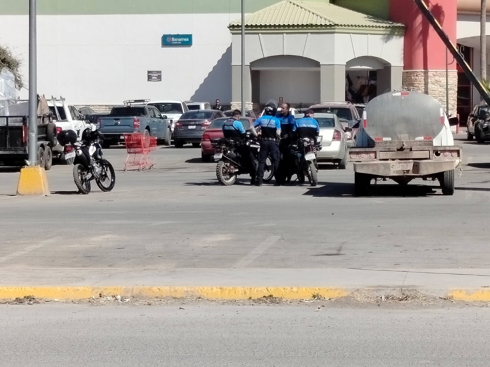 Policías motorizados retiraron a lavacarros en Alsuper Fundadores