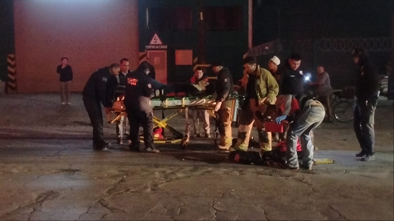 Motociclista resultó con probables fracturas en brazo y piernas tras chocar